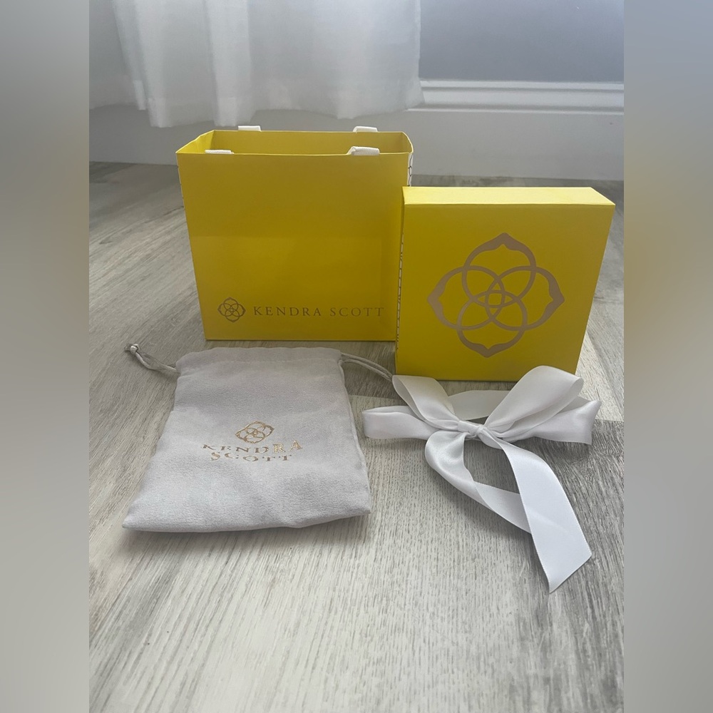 Set of small Kendra Scott’s shopping bags